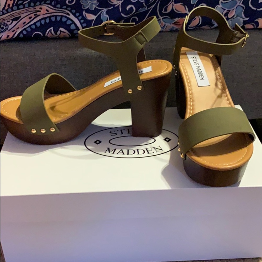 Steve Madden Sandals NWT** NEVER WORN ***